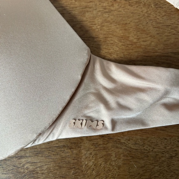 SKIMS Wireless Form Push Up Plunge Bra Clay - Picture 11 of 11